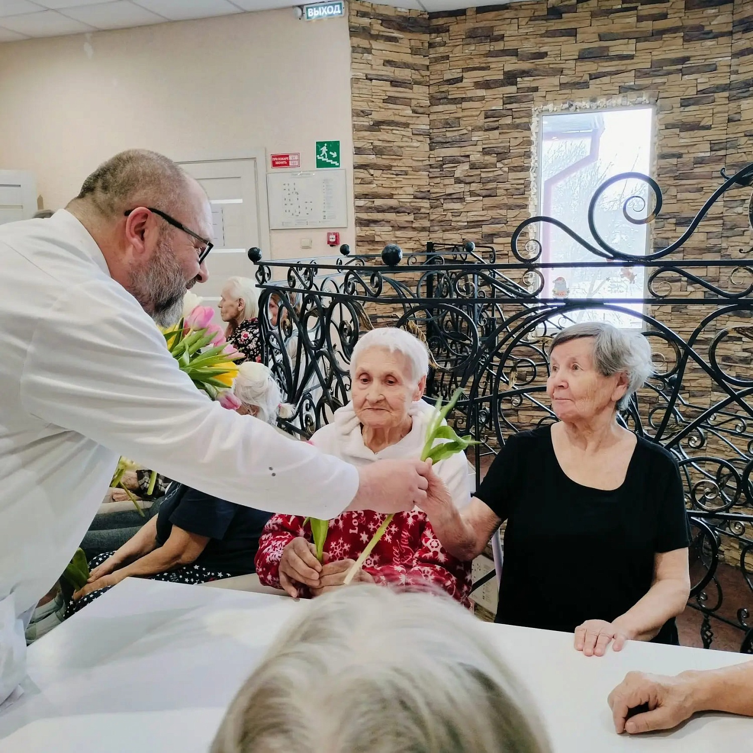 В Резиденции «Рада» на улице Радужной поздравили женщин с 8 Марта