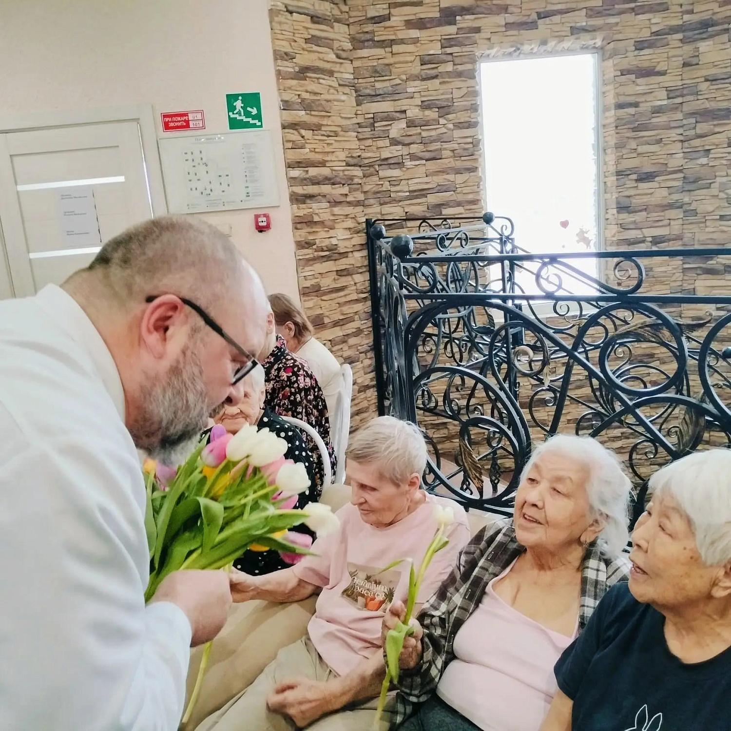 В Резиденции «Рада» на улице Радужной поздравили женщин с 8 Марта