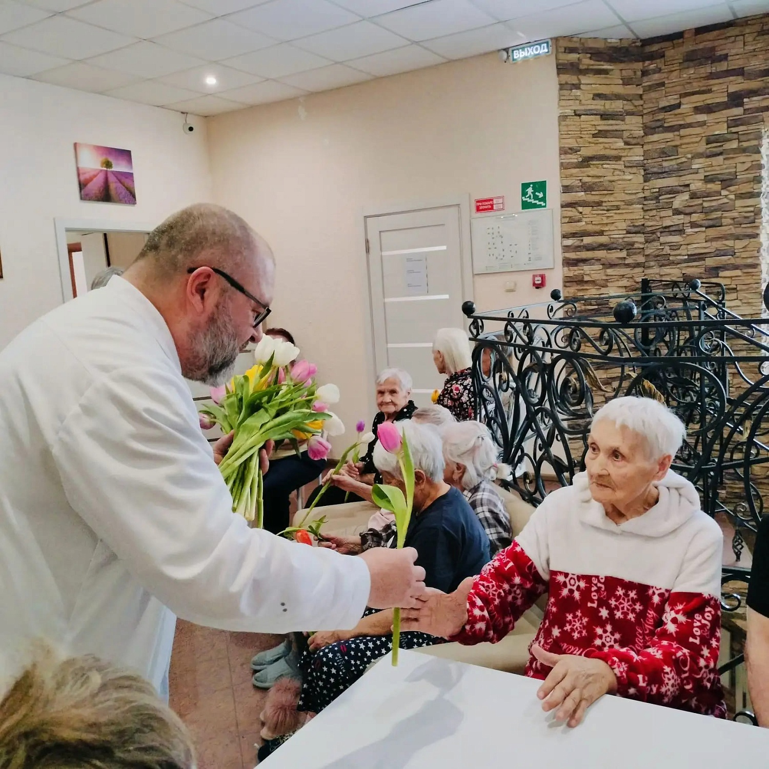 В Резиденции «Рада» на улице Радужной поздравили женщин с 8 Марта