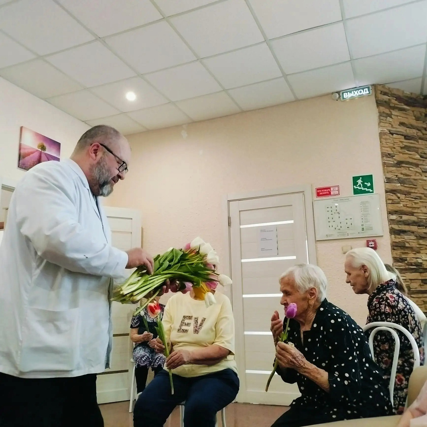 В Резиденции «Рада» на улице Радужной поздравили женщин с 8 Марта